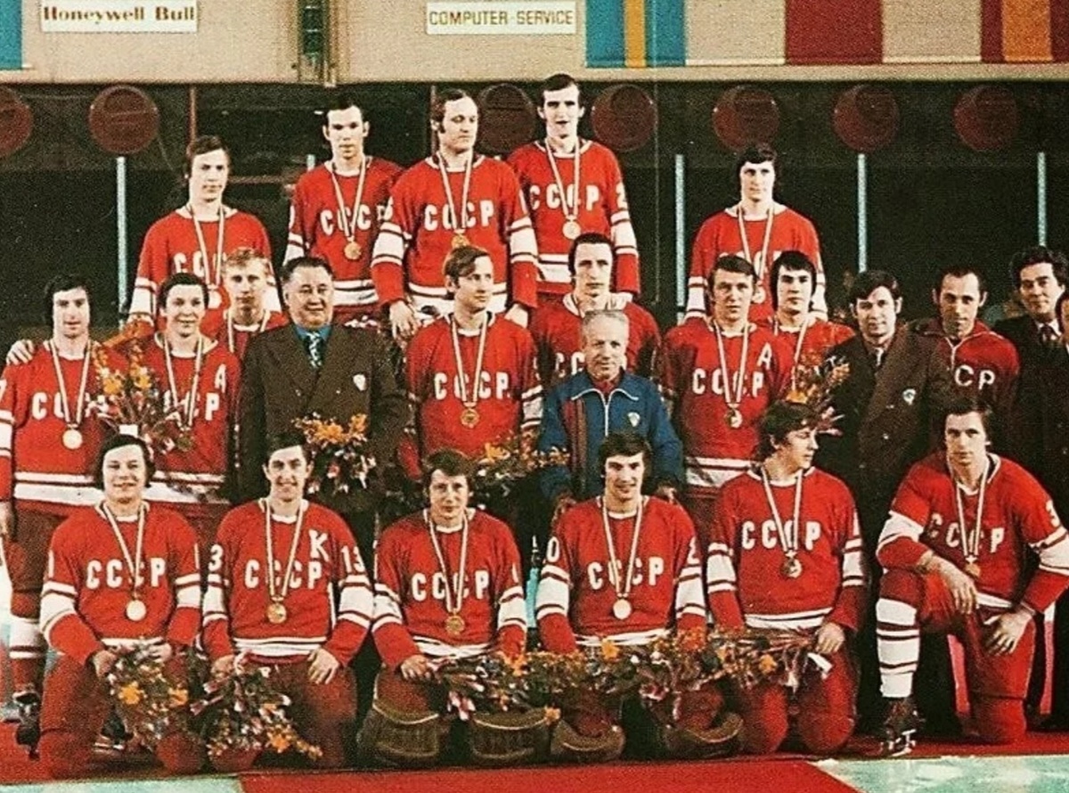 Сборная СССР по хоккею с медалями и цветами. 