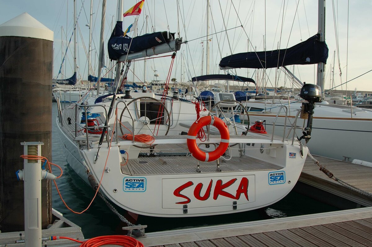 Сайт как корабль, а домен — название. Как корабль назовешь, так он и поплывет.