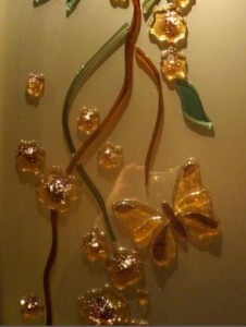 Витражные стекла понятие достаточно распространенное в дизайне и интерьере помещений. Но в стекольном деле появилось относительно новое течение – фьюзинг. В чем же заключается технология фьюзинга и какое отношение она имеет к витражному стеклу.

фьюзингВ стекольном деле появилось относительно новое течение – фьюзинг. Его новизну, конечно, можно бы и оспорить, ведь подобные технологии применяли еще древние египтяне. Но, мода на фьюзинг широко распространилась именно в наше время.
