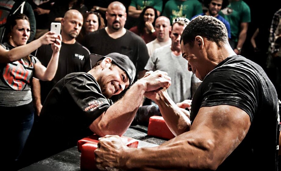 Рвущий попу трейдер (слева) и спокойно держащий позицию инвестор (справа). Самый здоровый мужик на заднем фоне - рынок.