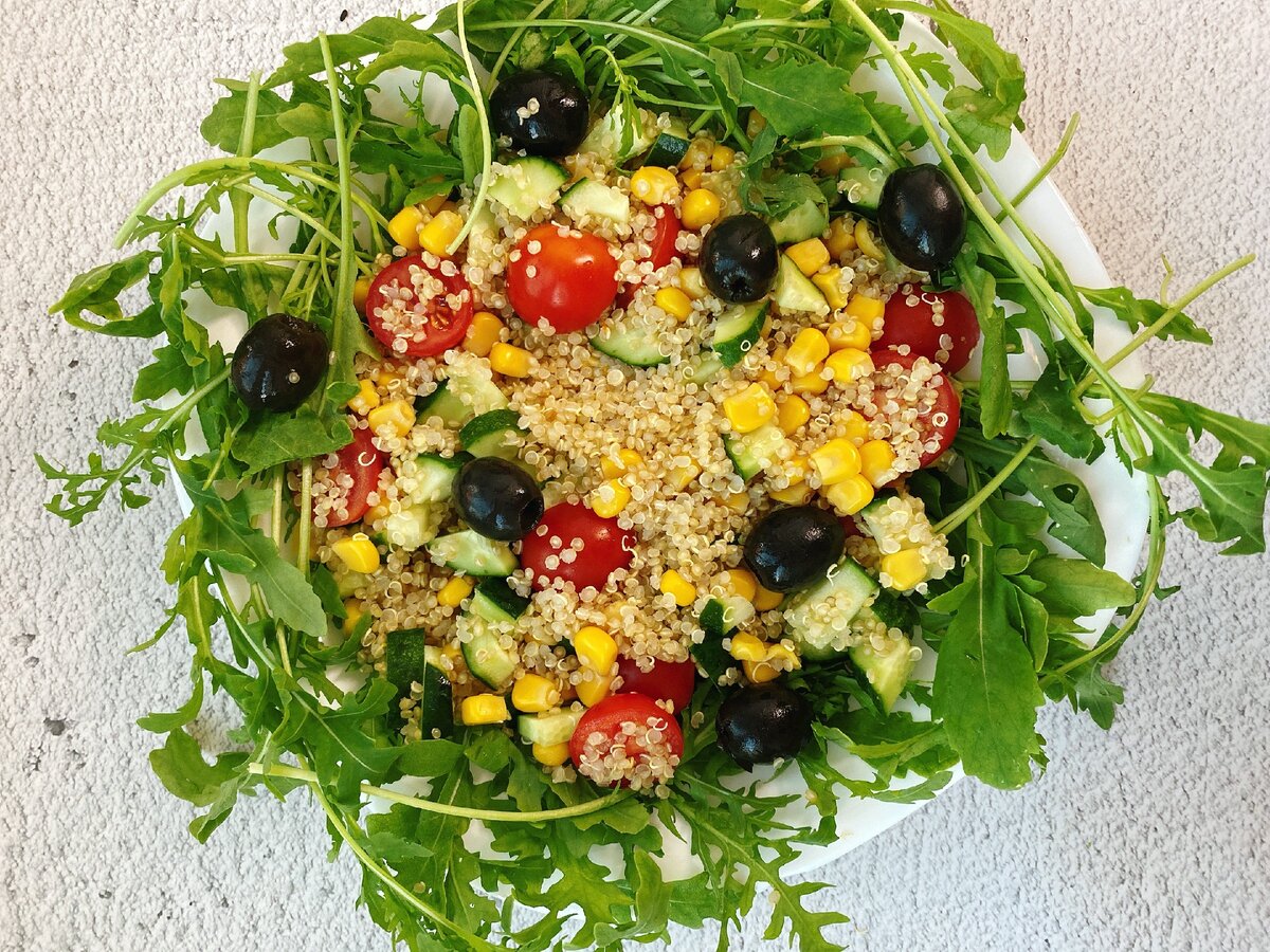 Если Вы заранее отварите крупу и яйца, то приготовление салата займет всего 3 минуты - вам нужно будет просто нарезать овощи и все смешать.