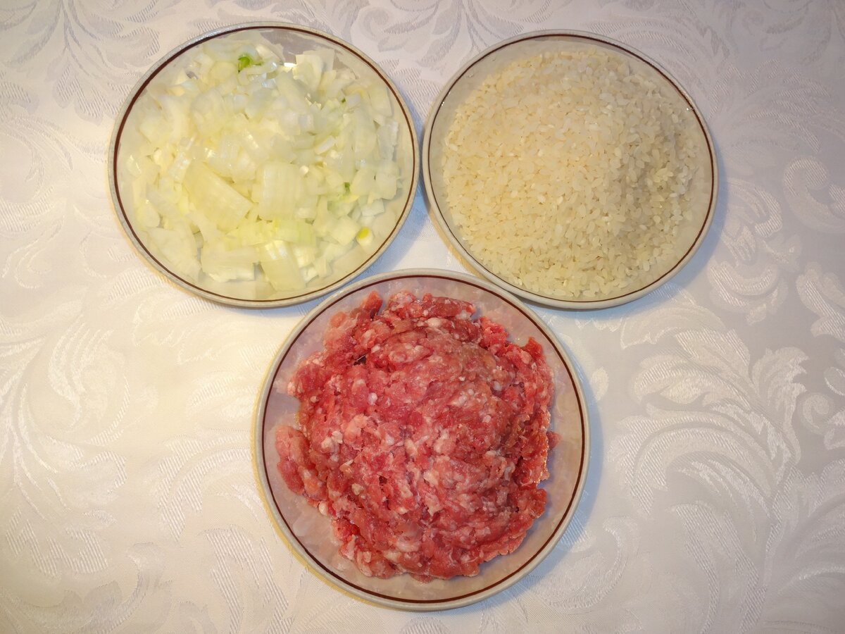 Репчатый лук, рис и фарш.