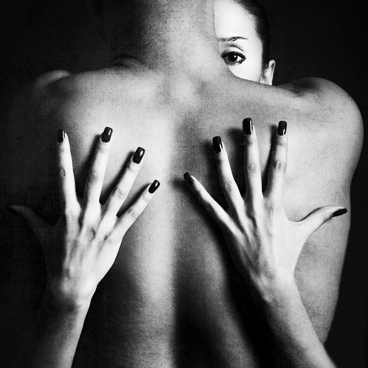 А вот бывает, что у мужчины есть женщина, которая любит его всегда. Она даже может быть замужем, но все равно "ждет его всю жизнь". И вот тебе не хватает любви, или внимания........ или просто скучно - и ты ей звонишь. Или даже заезжаешь... ну, так, импульс получить, почувствовать, что тебя любят.  Подлость в общем то, но так приятно. А она потом думает об этом, на картах гадает, гороскоп твой купила.. звонит подругам советуется, "как думаешь, что он имел в виду?" А ты ничего не имел в виду.. вышел и забыл...