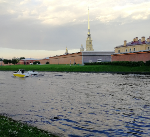 Вид на недоступную Петропавловскую крепость