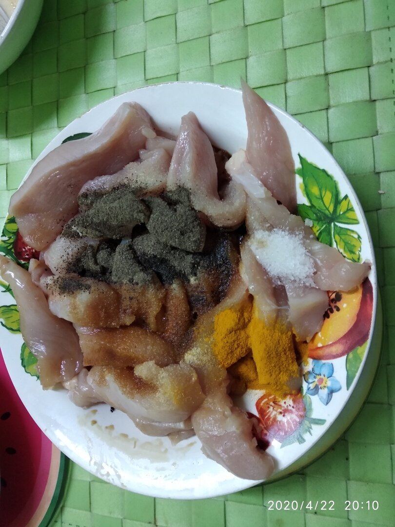 Куриное филе нарезать брусочками и добавить сыпучие продукты