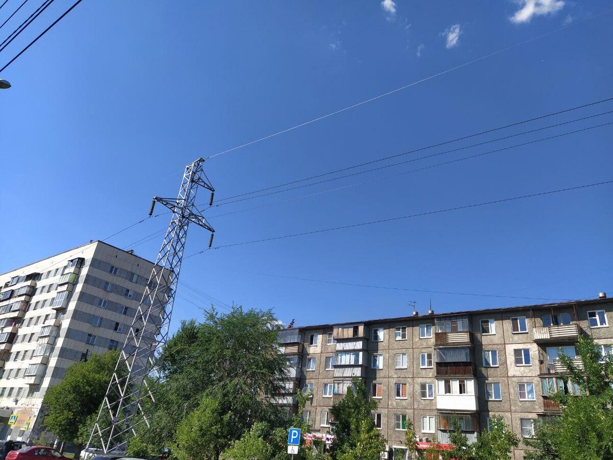 Высоковольтная ЛЭП в городе