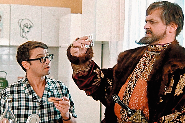 Инженер-изобретатель Тимофеев сконструировал машину времени, которая соединила его квартиру с далеким шестнадцатым веком - точнее, с палатами государя Ивана Грозного. Туда-то и попадают тезка царя пенсионер-общественник Иван Васильевич Бунша и квартирный вор Жорж Милославский. На их место в двадцатом веке «переселяется» великий государь. Поломка машины приводит ко множеству неожиданных и забавных событий...