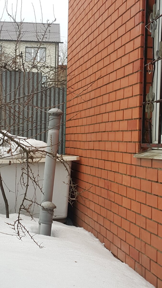 Из снега торчат трубы вентиляции погреба.