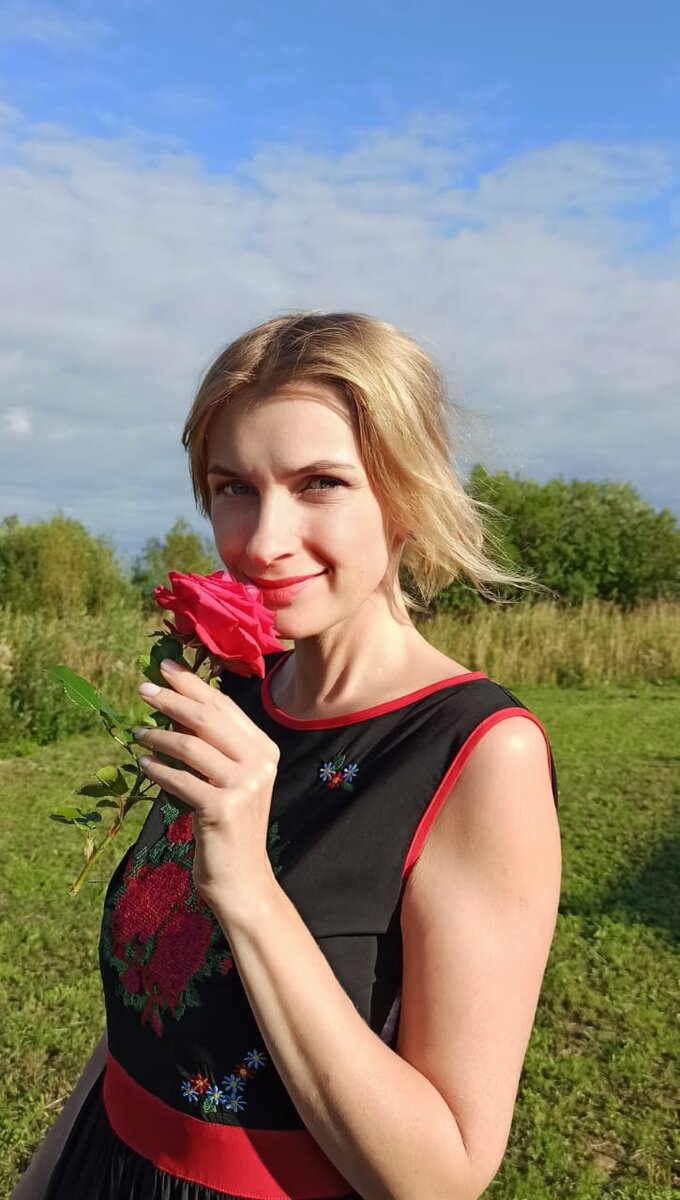 Я - Татьяна Аксёнова, создаю украшения с цветами внутри своими руками. Основательница бренда FROZEN BEAUTY. Пишите мне в мессенджер Яндекс Дзена. Буду рада ответить на ваши вопросы.