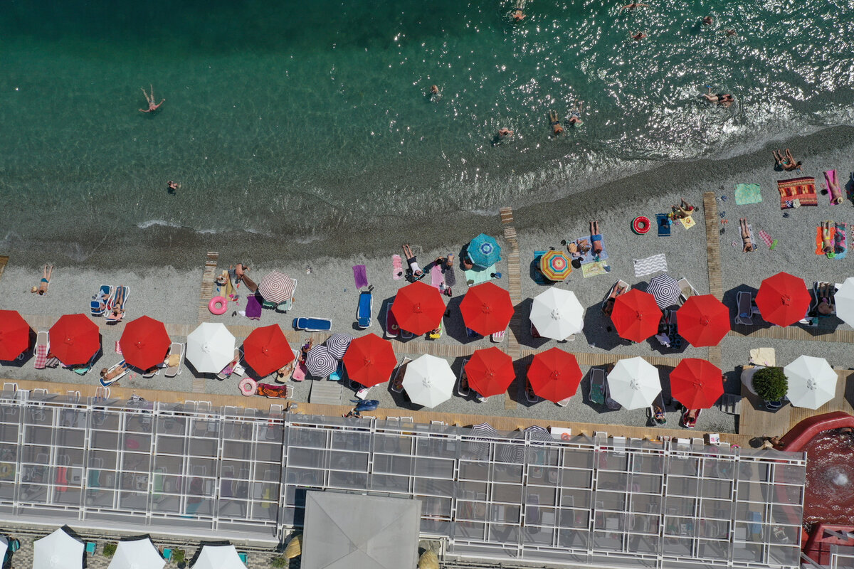 Отдыхающие на пляже в Ялте / Турпортал Крыма, Сергей Коршунов