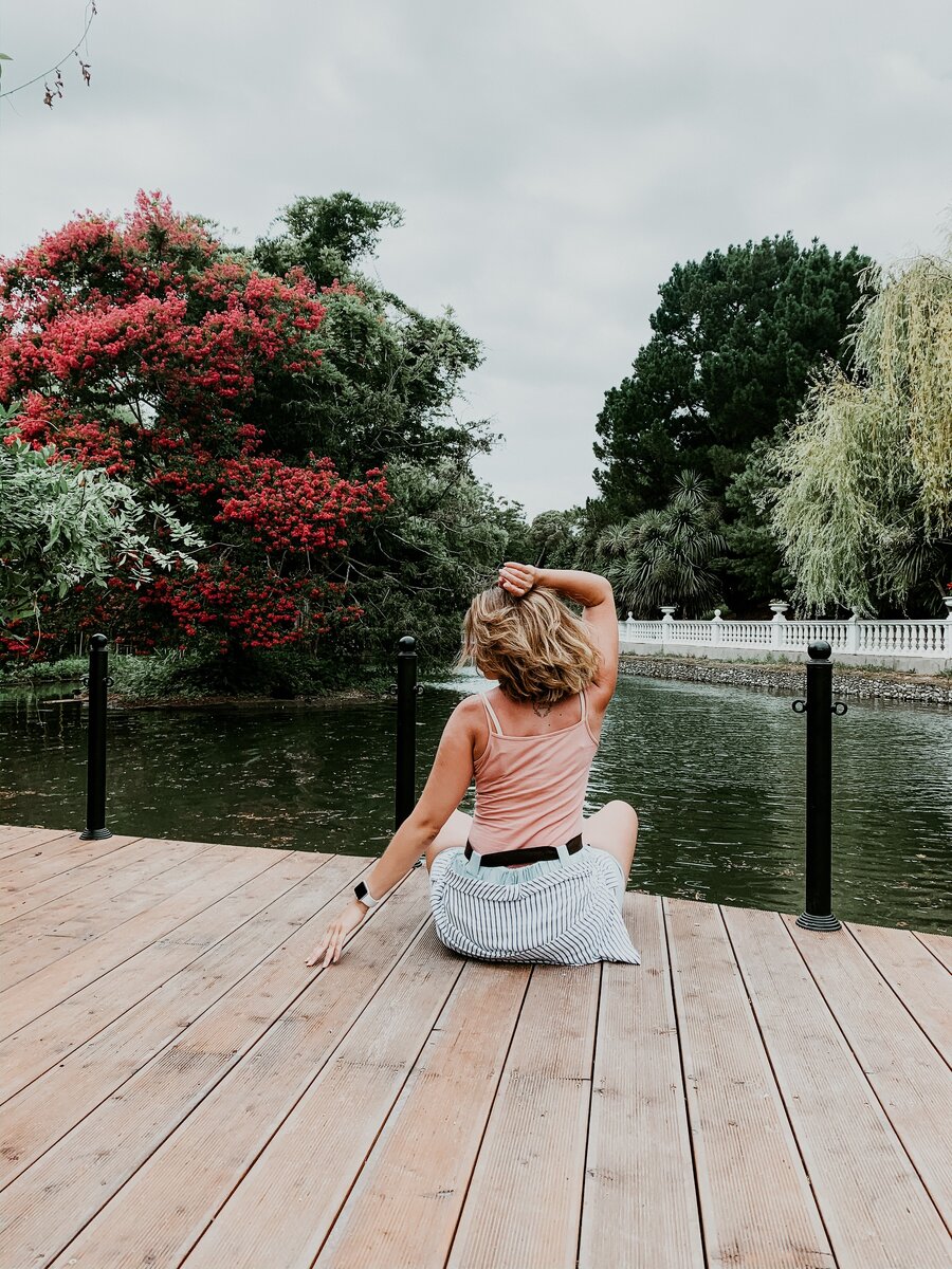 На мостике можно свесить ноги и понаблюдать за проплывающими красноухими черепашками