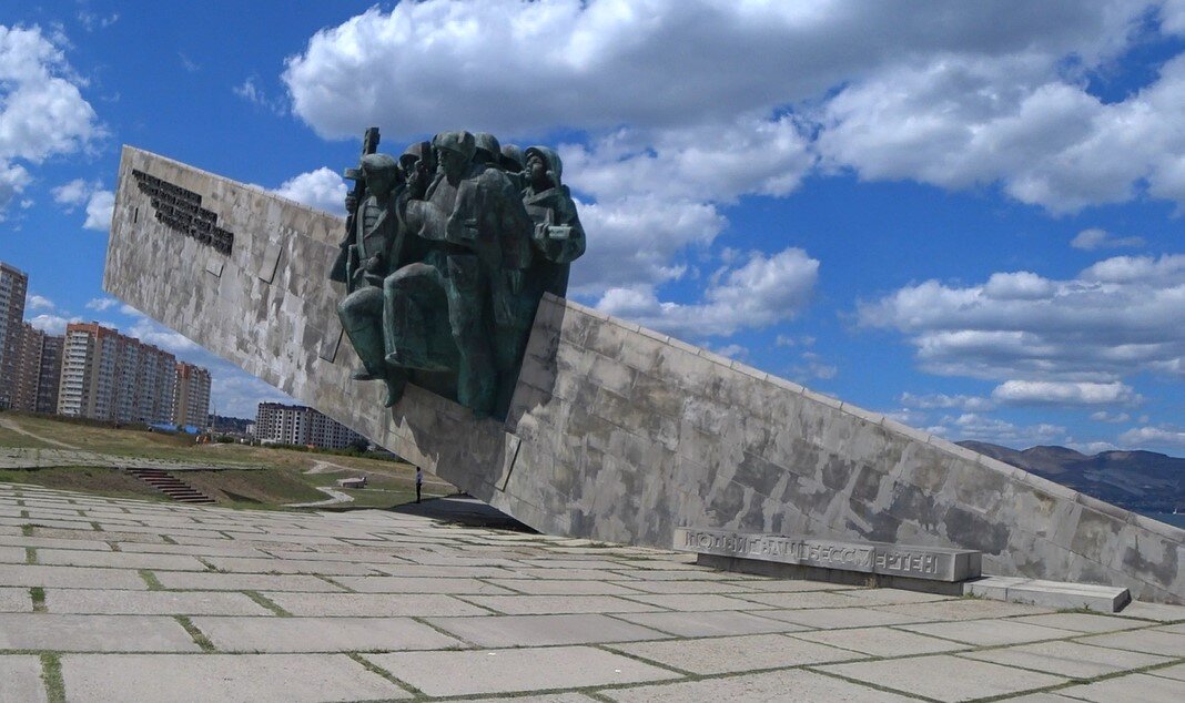 Написал малая земля. Новая земля Новороссийск мемориал. Малая земля Новороссийск. Монумент оборона малой земли Новороссийск.