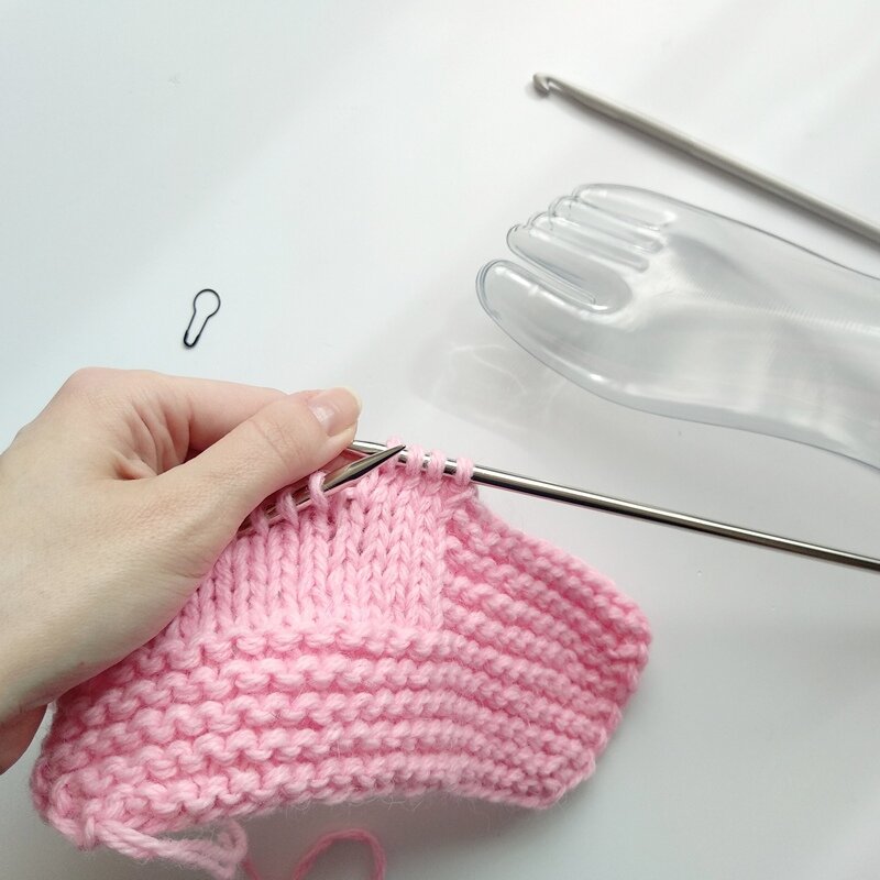 Вяжется дальше, до середины верха ступни + усадка. Листайте