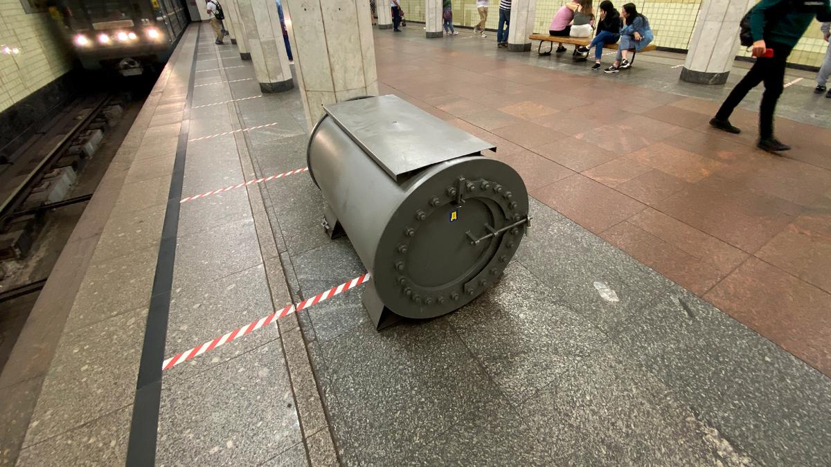 Почему метро в москве 1 рубль. Взрывозащитный контейнер в метро. Противовзрывная бочка в метро. Бочка на станции метро.