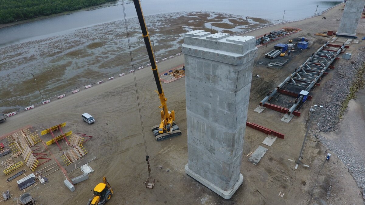 Бетонирование опор моста, дело не из легких