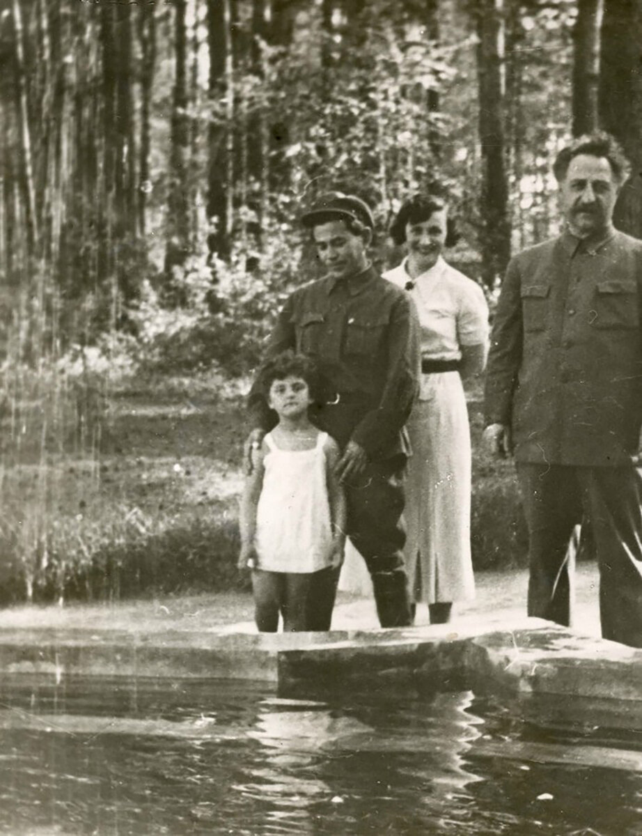Евгения хаютина ежова фото биография личная жизнь Сияние драгоценностей и бурные романы жены наркома Ежова Ювелирные истории Дзен