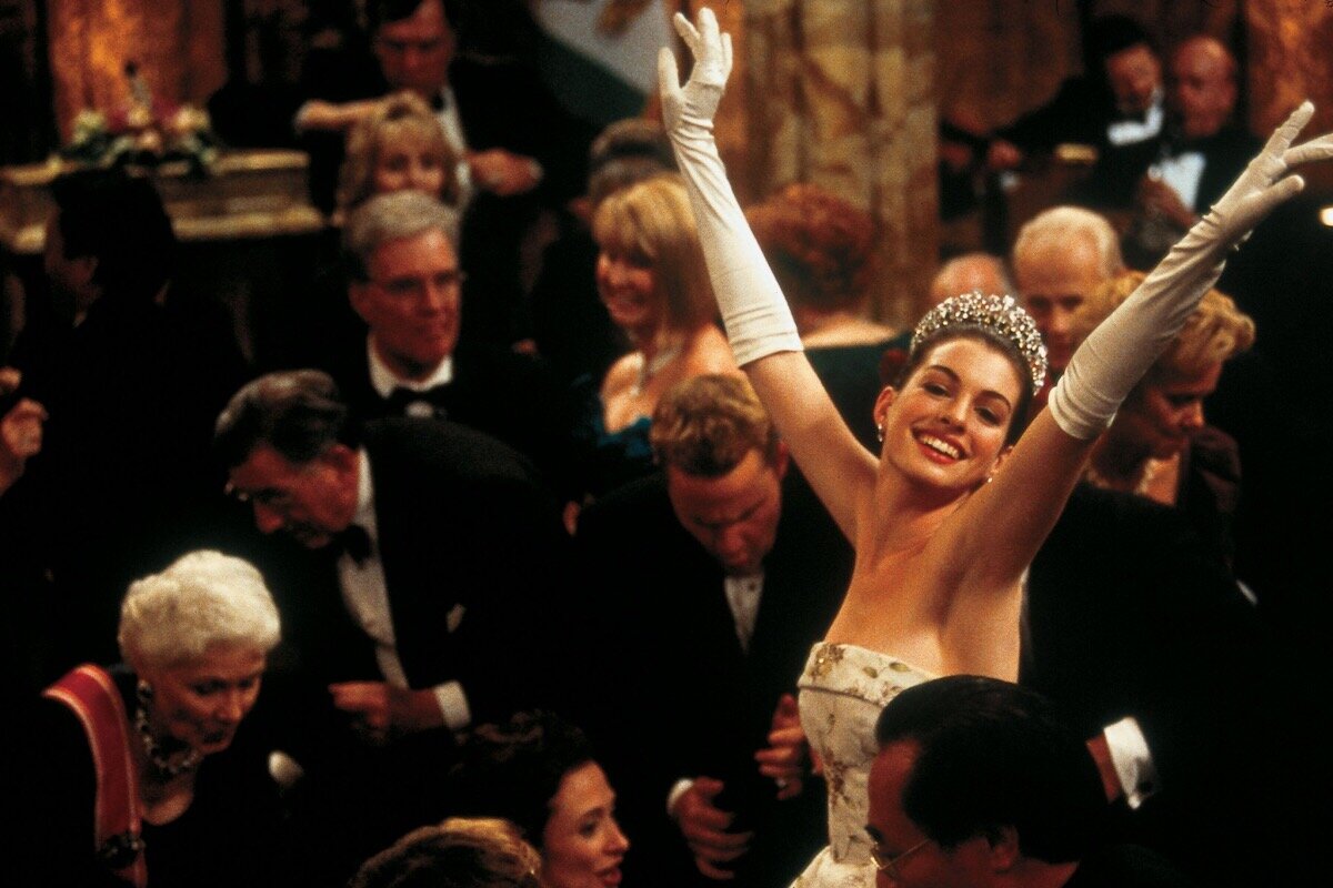 Пятнадцатилетняя Миа живет в Сан-Франциско и ведет обычную для американского подростка жизнь. Но умирает ее отец, и Миа узнает, что он был принцем одной европейской страны, а она теперь единственная наследница трона. Ее бабушка, королева, прибывает в Калифорнию, чтобы сообщить Мии о ее происхождении и выяснить, примет ли она трон. Она хочет сделать из Мии настоящую принцессу, научив этикету и манерам.

К своему шестнадцатому дню рождения девушка должна решить, отправиться ли ей в Европу, чтобы управлять страной, или остаться с матерью в Сан-Франциско, ведя обычную жизнь американского подростка…