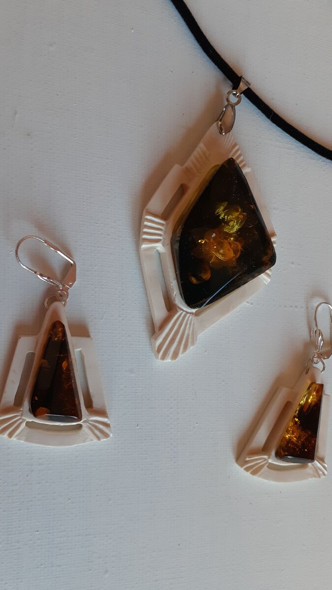 Подвеска с серьгами бивень мамонта янтарь Павлюков