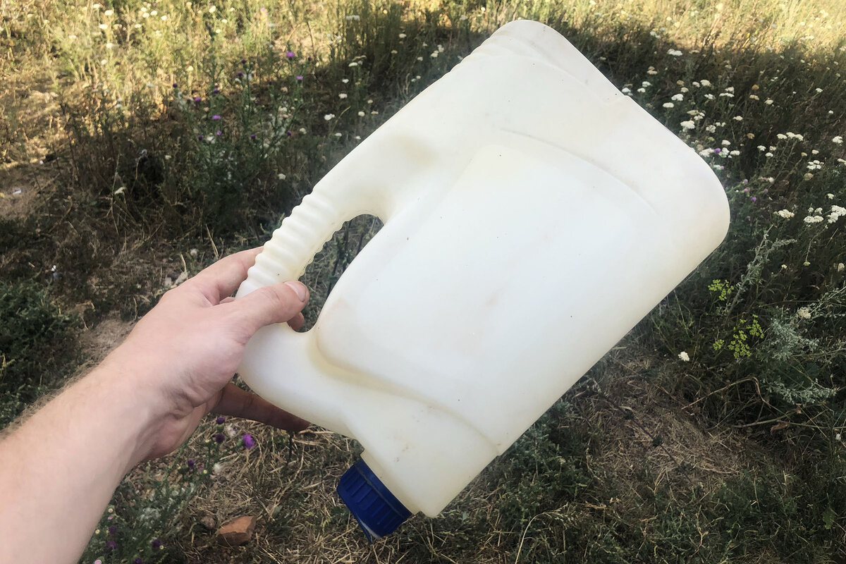 Канистру подобрал с жесткой ручкой для удобства.