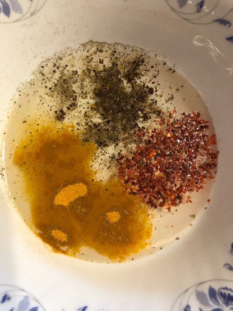 Куркума, копченая паприка, черный перец и прованские травы