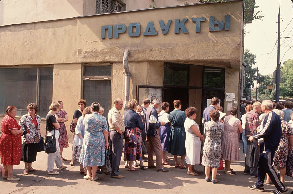 Начиная с 90 х. СССР В 90 Е годы очередь в магазин. Очереди 80-е СССР. Очереди в СССР за продуктами. 90-Е годы в России очереди.