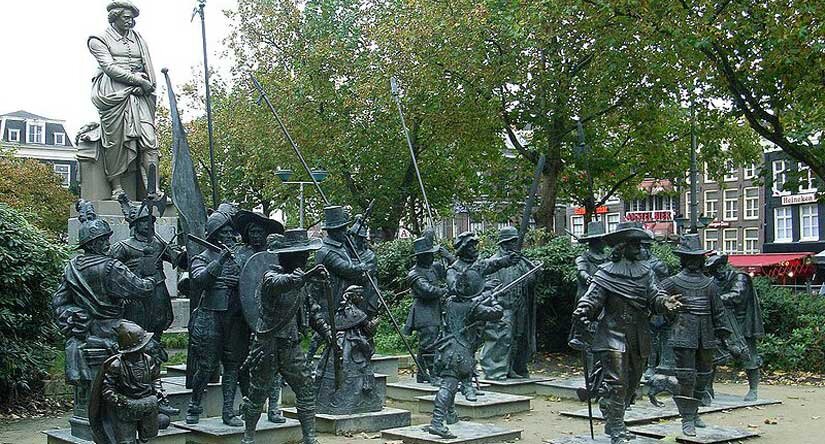 Рембрандт и герои «Ночного дозора» на площади Рембрандта в Амстердаме