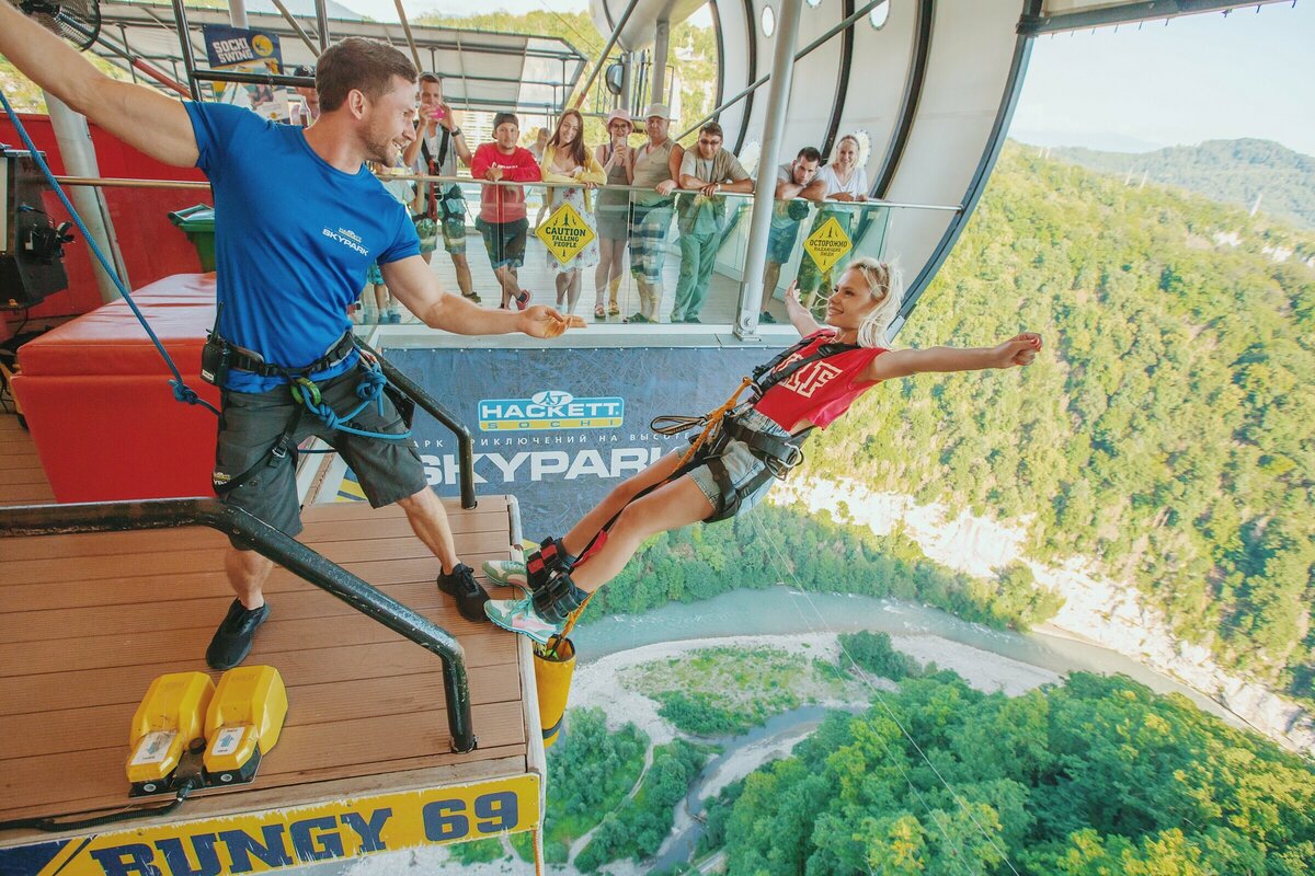 Экскурсии в сочи цены 2024. Скай парк Сочи Bungy 69. Сочи тарзанка Skypark 207 метров. Сочи Скай парк прыжок с банджи 207м. Скайпарк Сочи прыжок.