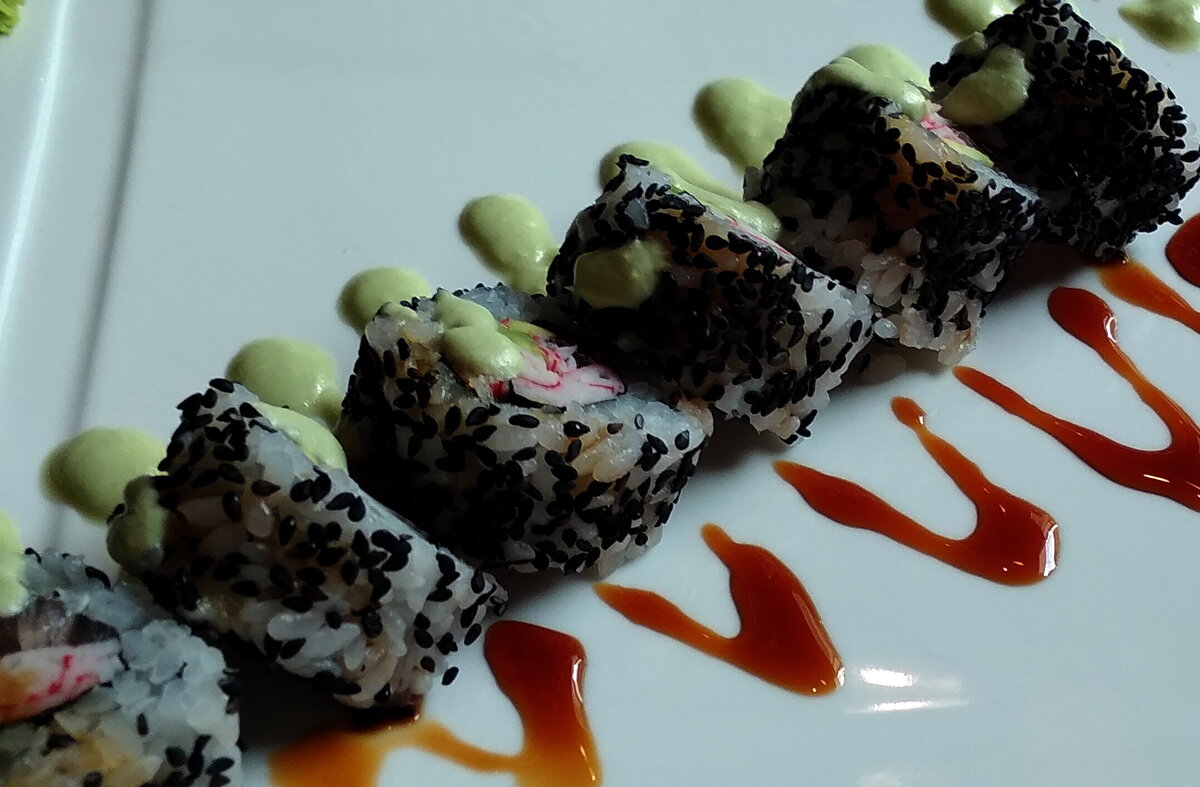 Побалуйте себя вкусненьким! Суши?)