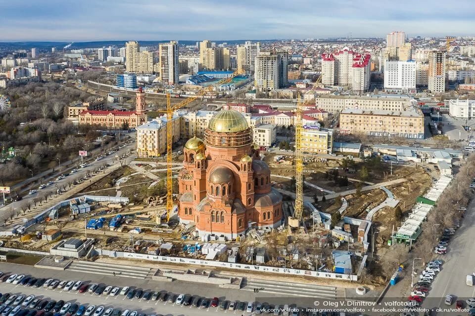 Волгоград. Центр города. Возрождающийся собор Александра Невского.