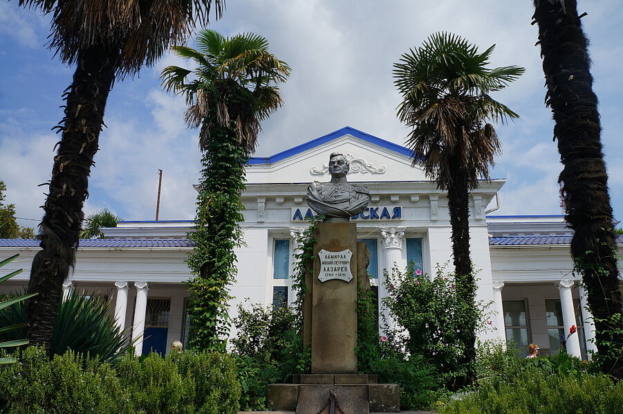 железнодорожный вокзал лазаревское. вокзал станции лазаревская. станция лазаревская краснодарский край вокзал. железнодорожный вокзал лазаревское. ж/д станции лазаревская.