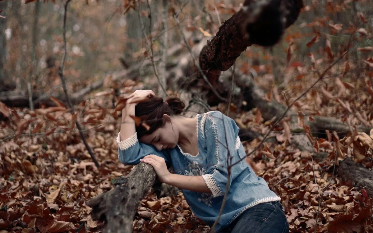 Девочка потерянная во времени. Грустная девушка в лесу. Одинокая девушка в лесу. Девушка потерялась в лесу. Осень одиночество девушка.