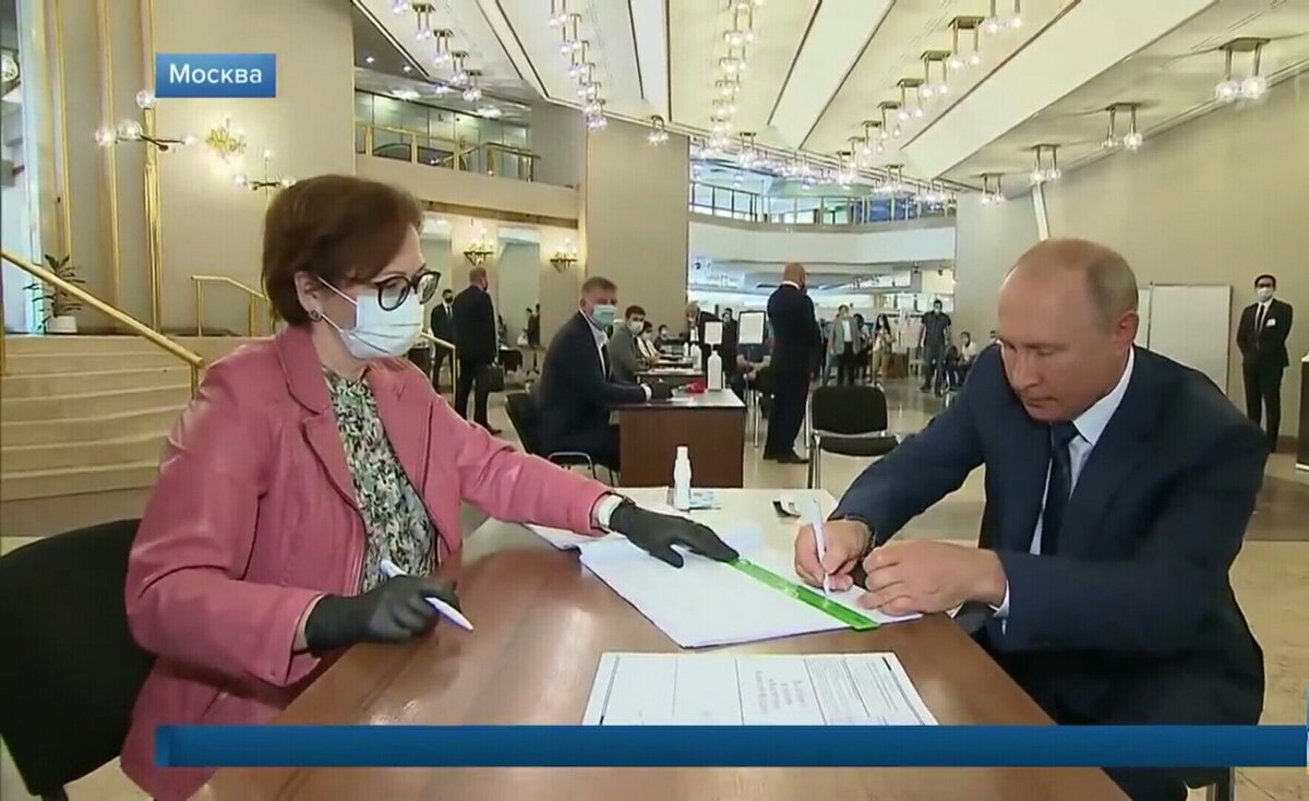 Путин на голосовании по Конституции
