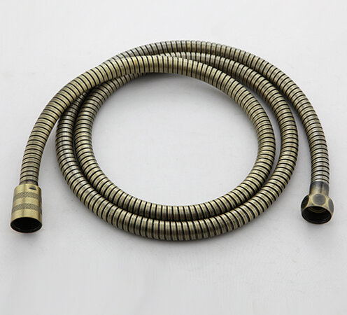 Металлическая обмотка – это классика. Она изготавливается из нержавеющей стали, реже – из  сплавов меди. Имеет спиралевидную форму. Металлический корпус  обеспечивает шлангу отличную гибкость, хорошо защищает внутреннюю трубку  от изломов и перегибов. Более того, внешне такой шланг выглядит  безупречно, может иметь хромированную поверхность, исполняться в  бронзовом или золотом цвете, поэтому можно обустроить ванную комнату в любом стиле. Металлические шланги стоят недорого, но есть у них и некоторые минусы.  Во-первых, невысокая долговечность (в среднем 5-7 лет). Во-вторых, со  временем обмотка начинает раскручиваться, слоиться и ломаться, повреждая  внутреннюю трубку. К тому же, известковый налет и грязь на металле  будут достаточно заметены.
