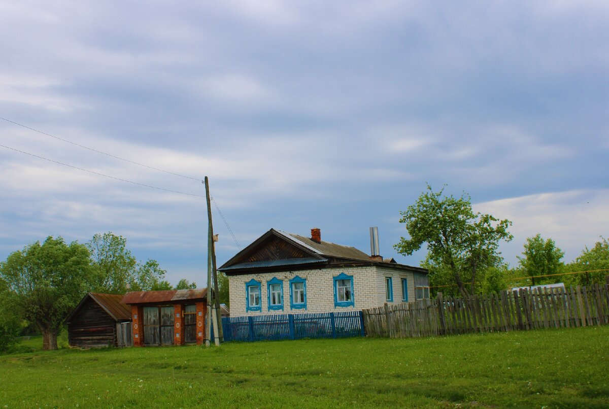 Глухая деревня горномарийцев Аргаево, дети, увидев нас отвернулись и стали смотреть в забор, нам пришлось уйти,…