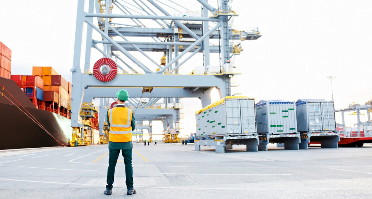 Морской порт. Грузовой порт. Логистика. Погрузка на корабль. Мультимодальные перевозки.