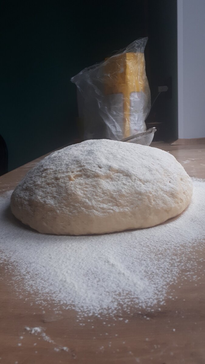 Тесто должно быть мягким и слегка прилипать к рукам