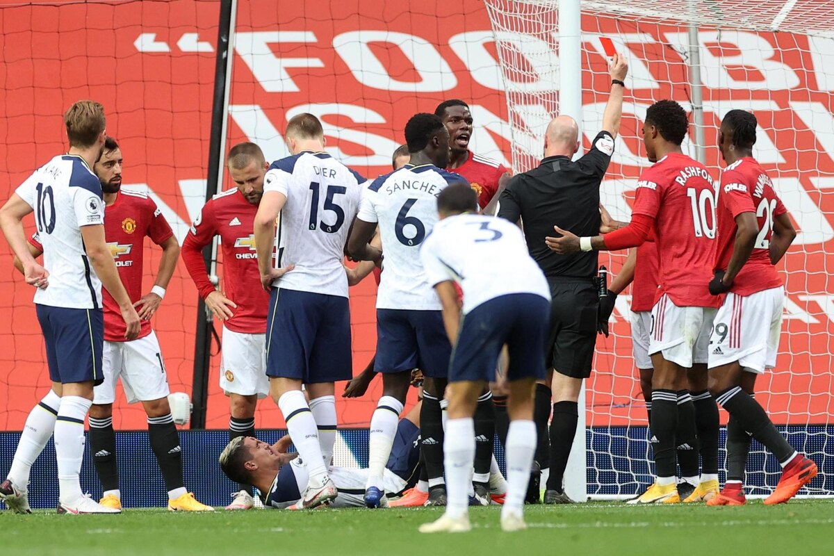 Судья показывает красную карточку игроку "МЮ".  фото: картинки -яндекса.