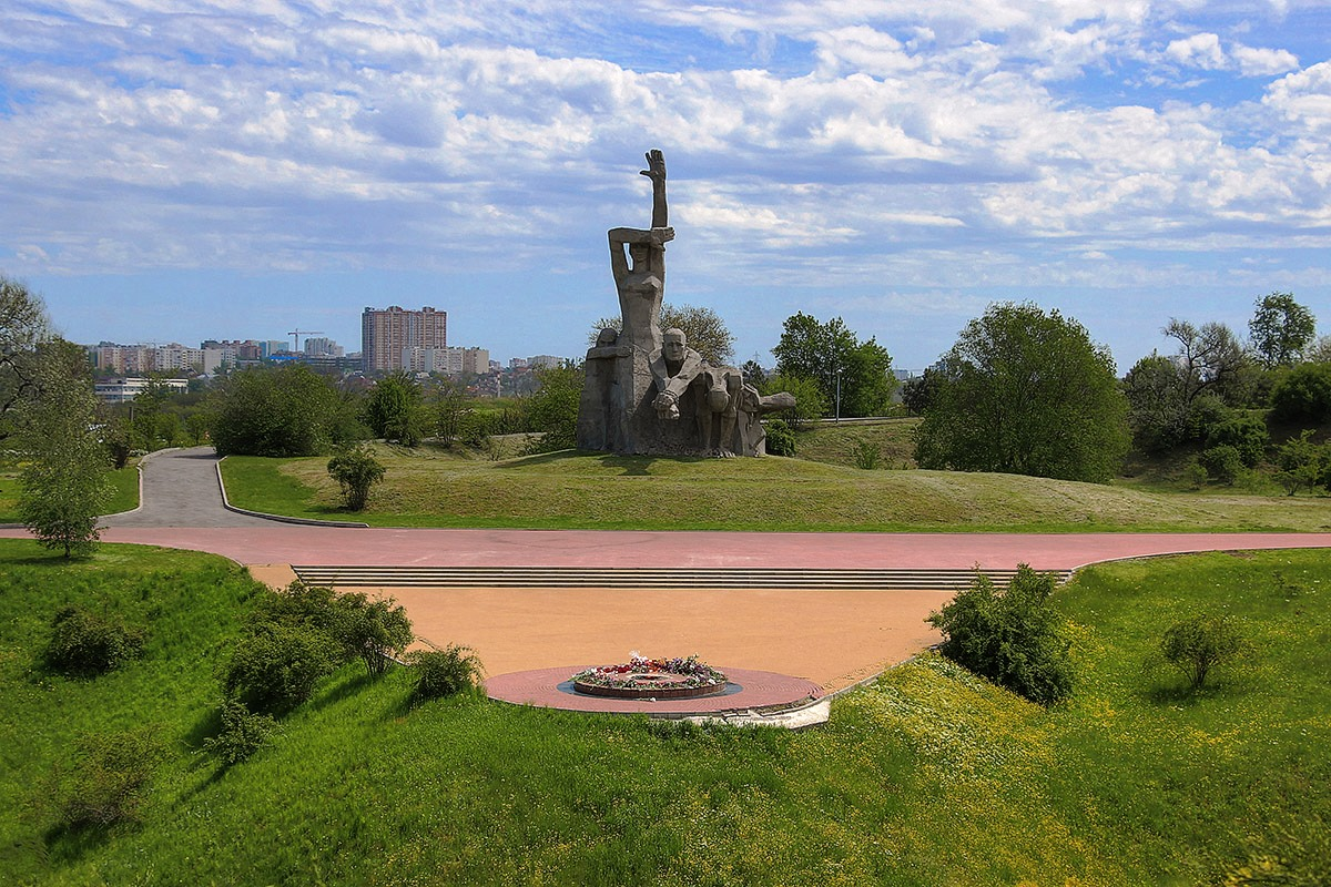 Мемориал змиевская балка. Мемориальный комплекс Змиёвская балка. Мемориальный комплекс Змиевская балка Ростов на Дону. Мемориальный комплекс жертвам фашизма «Змиевская балка». Памятник на Змиевской балке в Ростове на Дону.