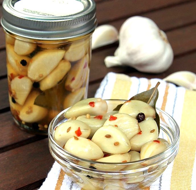 Консервирование чеснока. Чеснок в банках. Как закрыть чеснок на зиму. Заготовка чеснока. Консервирование чеснока.