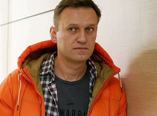 Алексей Навальный подозрительно смотрит влево