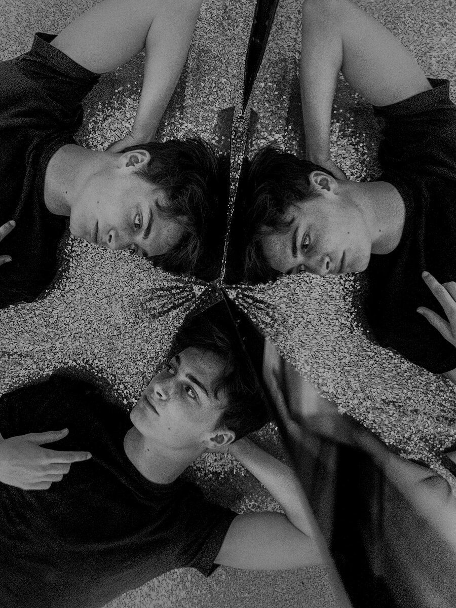 Фостер Ван Лир, 16-летний персонаж TikTok из Атланты, опубликовал видео, на котором он целует своих друзей-парней в щеку. «Все подвижны, поэтому мужчины стали меньше сомневаться в физических вещах», - сказал он.Кредит ...Девин Октар Ялкин для The New York Times.