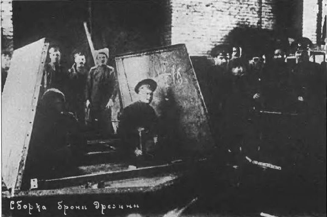 Сборка брони одной из двух построенных в Одессе двухбашенных бронедрезин (Источник контента: https://naukatehnika.com/pervyie-bronedrezinyi.htmlnaukatehnika.com)