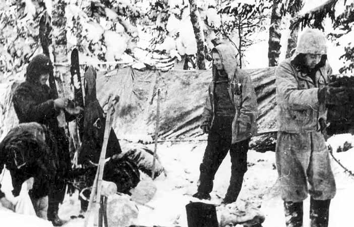 Слева направо: Игорь Дятлов, наклонившийся в сторону фотографа, Семён Золотарёв, Людмила Дубинина и Саша Колеватов, вытряхивающий золу из самодельной печки. Все еще живы....