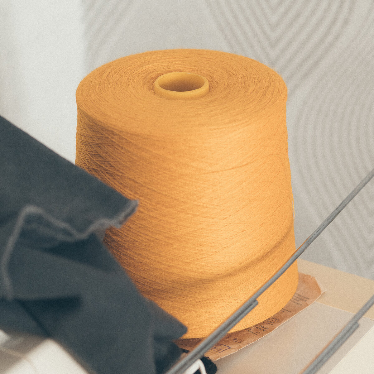 Бобина желтого цвета, из которой вяжу кофту