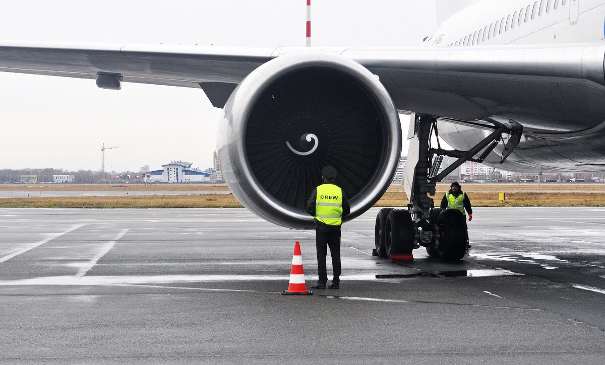 самолет выполняющий рейс. тюмень с самолета. самолет выполняющий рейс. самолет выполняющий рейс. Azur air новосибирск.