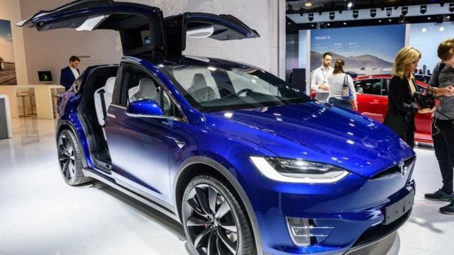 АВТОР ФОТО, GETTY IMAGESПодпись к фото,Tesla Model X 90D на выставке в Брюсселе