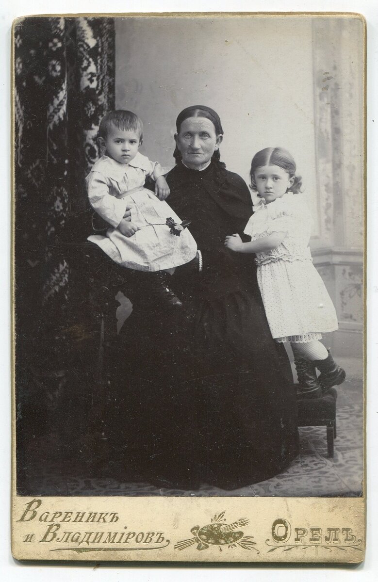 Мой прадедушка Батурин Евгений Александрович (на ручках), его бабушка и сестра Тоня, 1897. Из семейного архива