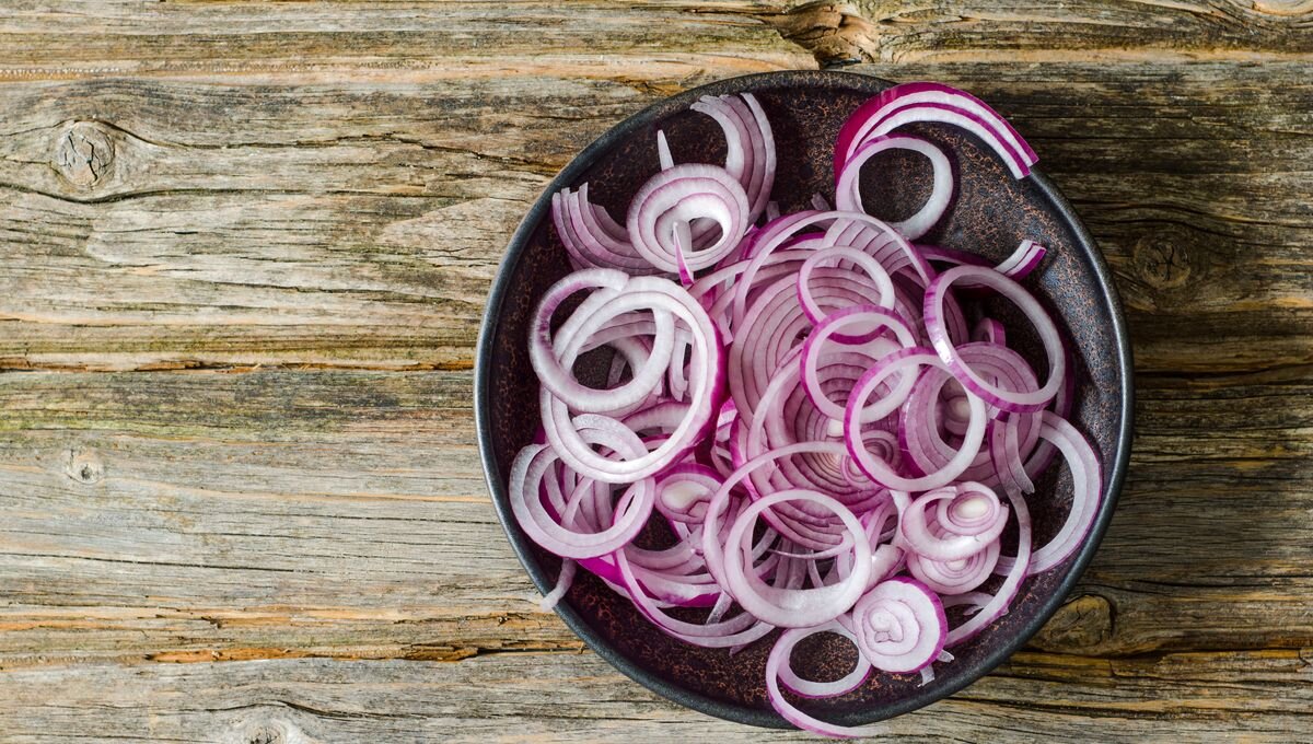 Для приготовления понадобится блендер или мясорубка - лук необходимо измельчить.