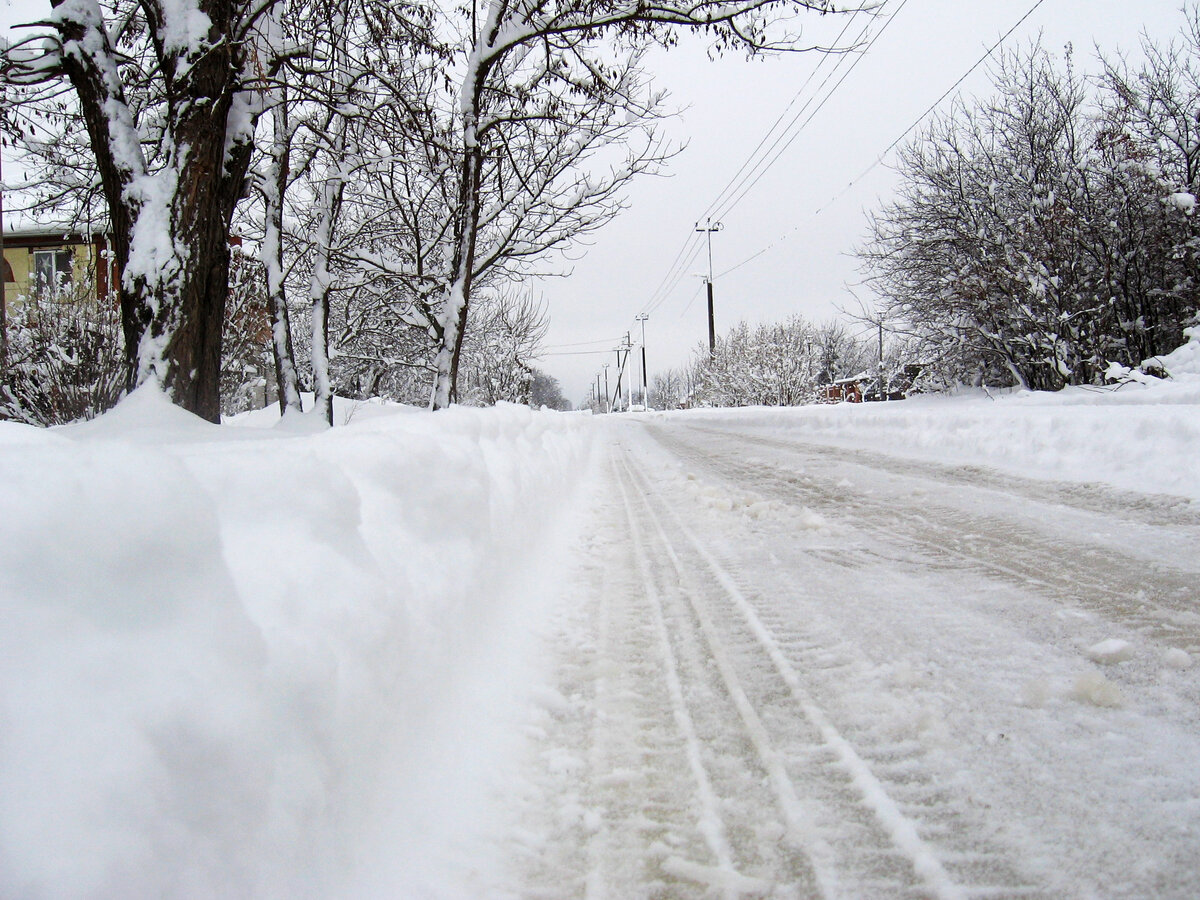Толщина снега на дорогах в СНТ "Хуторок -2" .  Краснодар (фото автора)