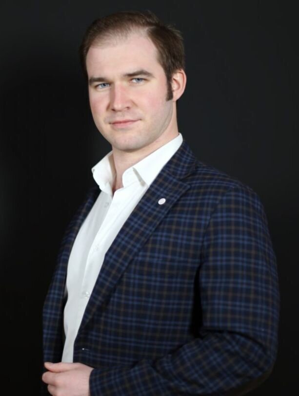 О том, как будет проходить интеграция ВСМ Москва-Санкт-Петербург в московский транспортный узел рассказал Александр Чекмарев, заместитель директора центра цифровых высокоскоростных транспортных систем РУТ МИИТ. «Интеграция ВСМ в московский транспортный узел — одна из ключевых задач, которая должна быть решена уже на этапе проектирования. Участок интеграции в центральный транспортный узел составит 42 км, Москва-Алабушево, при этом, этот участок достаточно сложный не только с точки зрения строительства, но и с точки зрения технологии работы — согласования и выравнивания баланса интересов участников проекта», — убежден спикер. — «Ключевыми вопросами на данный момент является увязка строительства, выбор оптимального места размещения вокзального комплекса и промежуточных остановок и выбор оптимальной трассы. Участок будет проходить параллельно существующим главными путям октябрьской железной дороги. Рассматривая варианты по трассировке на этапе проработки и моделирования пассажиропотоков, коллеги из центра экономики и инфраструктуры высказали предположение о возможной трассировке линий через аэропорт Шереметьево, что во многом может повысить привлекательность линий и увеличит ее пассажиропоток. При дальнейшей проработке стало понятно — это очень сложная задача, которая требует сложных инженерных решений, а к тому же — согласований в связи с трассировкой дорожной линии вблизи аэропорта. Несмотря на то что этот вариант увеличивает пассажиропоток, он имеет ряд негативных функций: удлинение трассы линии, усложнение и усложнение строительства, требующего освобождения значительных территорий и расселения ряда населенных пунктов. Увеличились бы и сроки строительства не менее, чем на полтора года. Основная задача — максимально интегрировать железнодорожную высокоскоростную линию в московский узел, обеспечивая удобные пересадки между различными видами транспорта. Так, появится остановочный пункт Петровско-разумовская и остановочный пункт «Рижская», которые позволят обеспечить пересадку между ВСМ и двумя линиями метрополитена. Учитывая решение по трассировке движения вдоль главного хода и возможности захода в Шереметьево, особенную важность приобретает транспортно-пересадочный на Петровско-разумовской, поскольку обеспечивает возможность для пересадки пассажиров с ВСМ на аэроэкспресс».